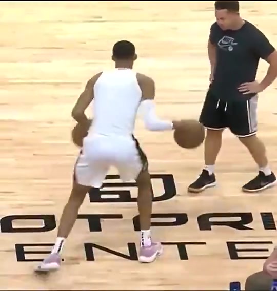 文班这双手控球的视频在外网火了这是什么身体协调性啊