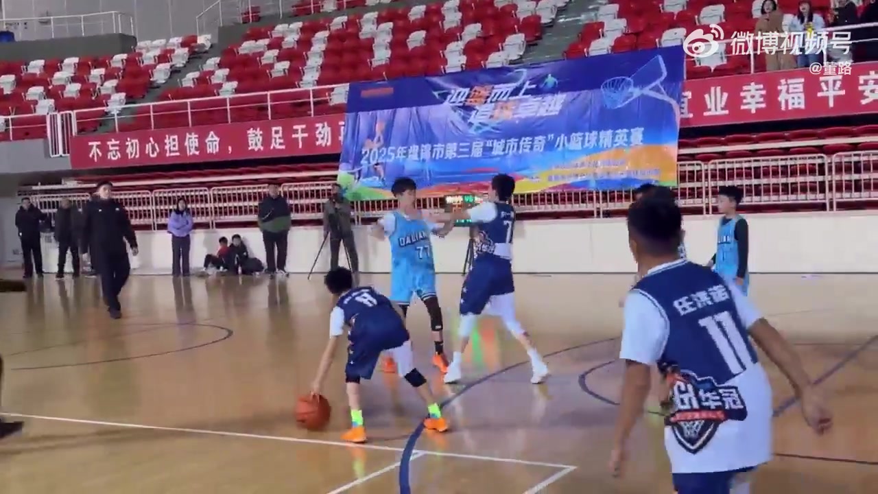 无语场边家长冲进场内推倒比赛小球员直接引发多方家长冲突斗殴