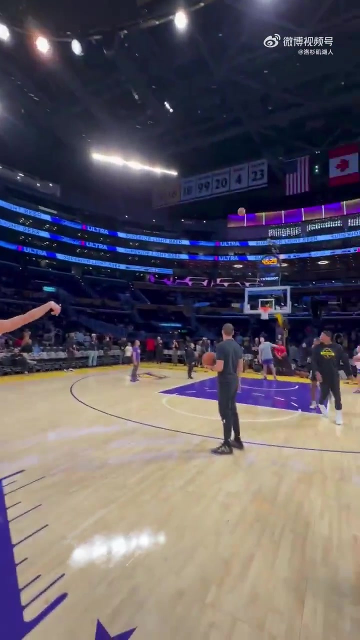 哪有军训教官的东契奇赛前飙中圈三分助教们俯卧撑愿赌服输