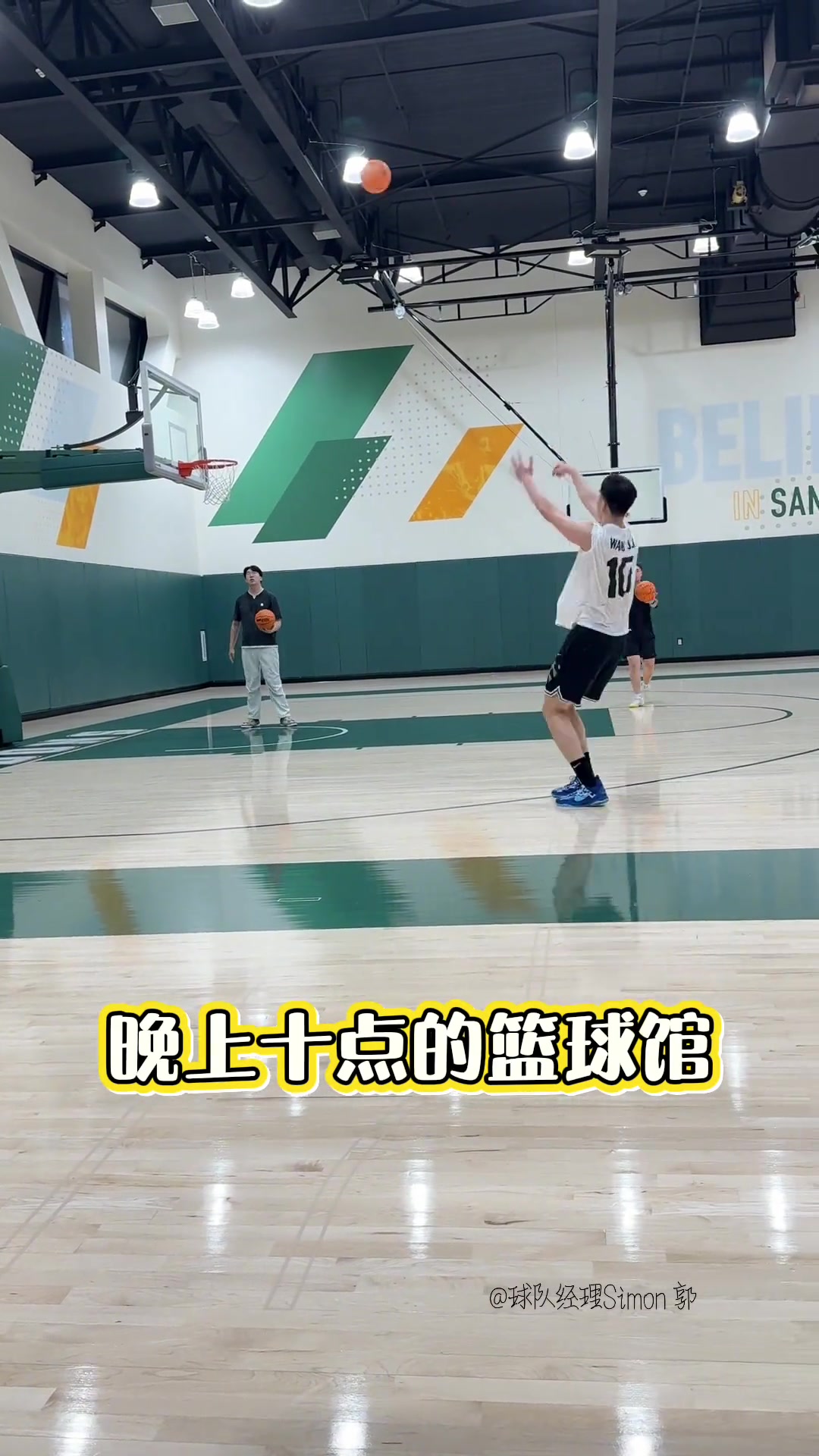 王俊杰晚上加练投篮这投篮目前中国男篮球员的天花板了吧