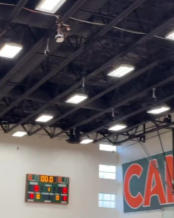 这氛围真好杨瀚森在训练中扔进超远弹地三分队友们一片欢呼