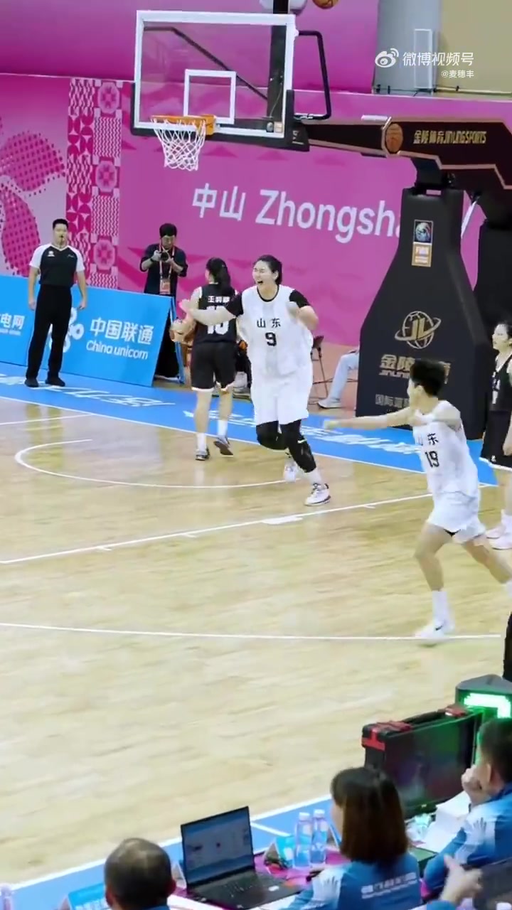 中国女篮第一个实战扣篮2米26的张子宇在全运会上表演了扣篮