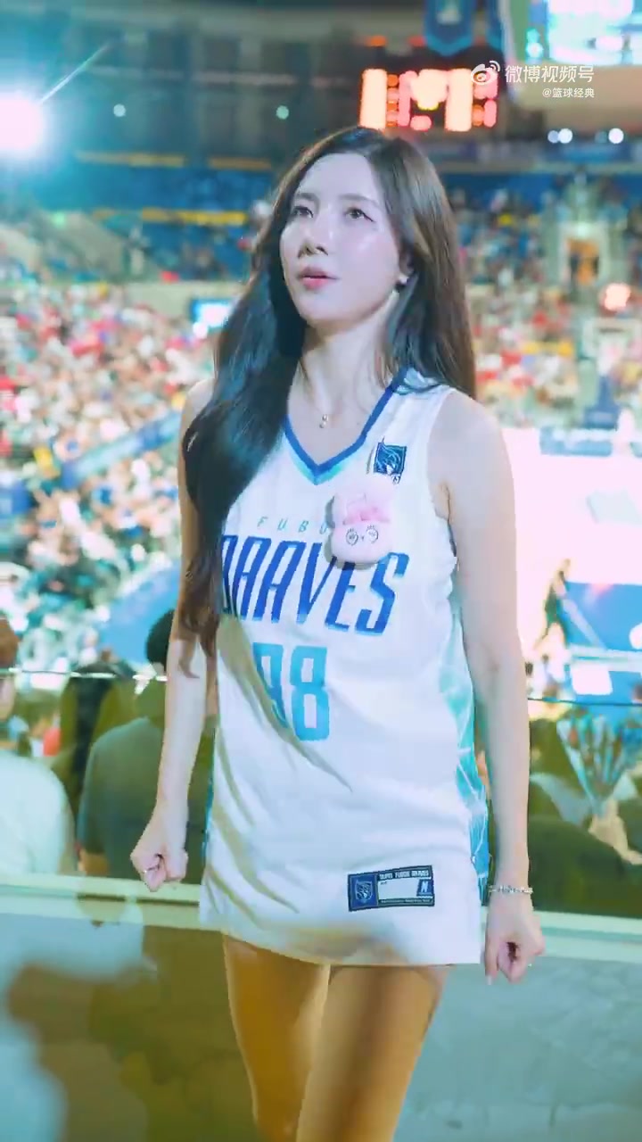 啦啦队都跳成这样了谁还有心思看篮球赛啊