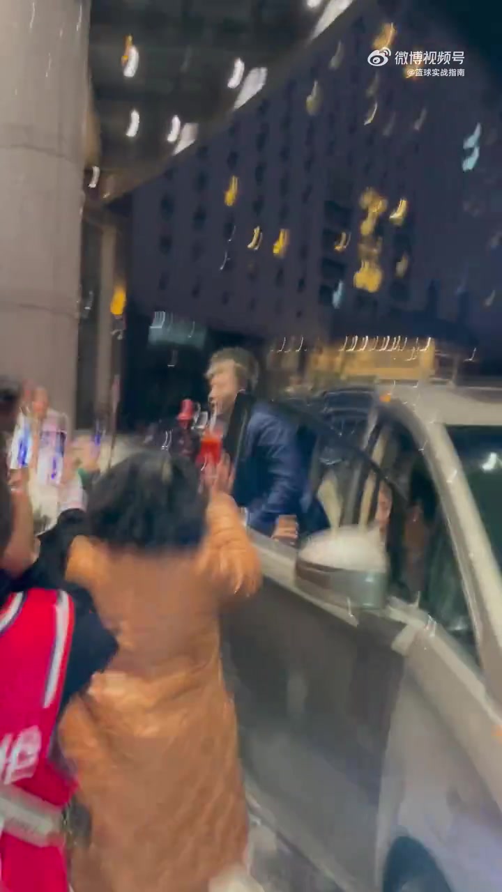 郭艾伦的女粉丝基础还是很庞大啊就是怎么看起来都是中老年