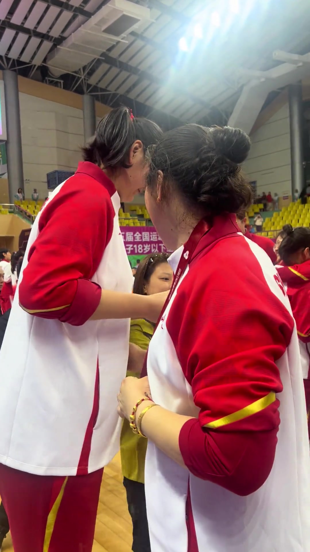 张子宇这么高是有原因的原来她的妈妈目测身高也在2米左右