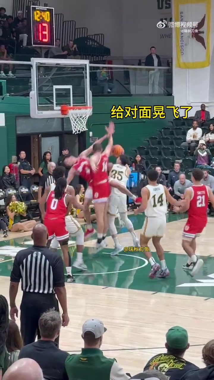 节奏真不错王俊杰直接晃飞两名对手可惜后面被犯规没进啊