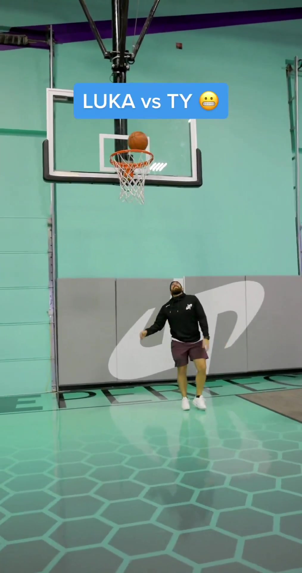 东契奇和业余球手单挑会是怎样的画面那真跟打小孩一样