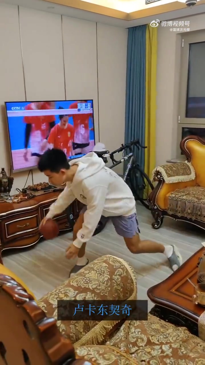 小孩哥说自己在模仿东契奇你们觉得像吗