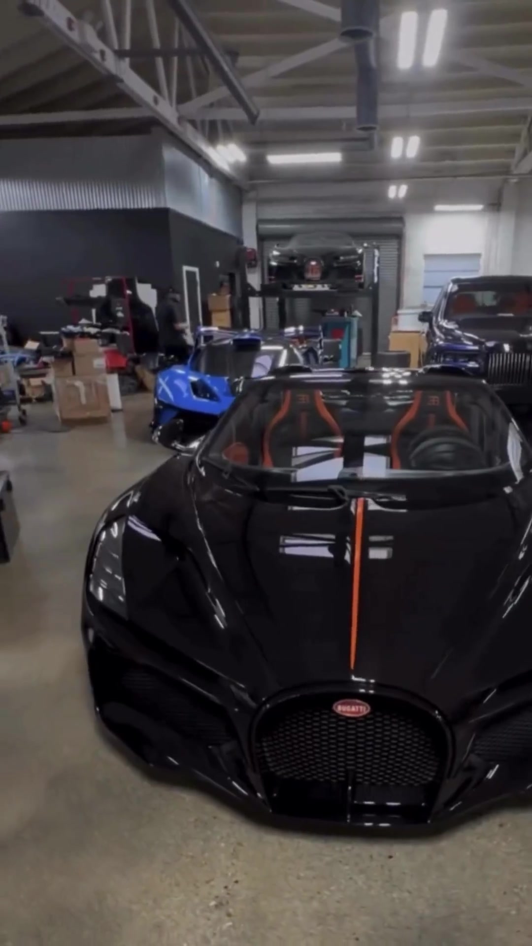 东契奇和狗爷在自己座驾布加迪前合影这车得花东子多少钱啊