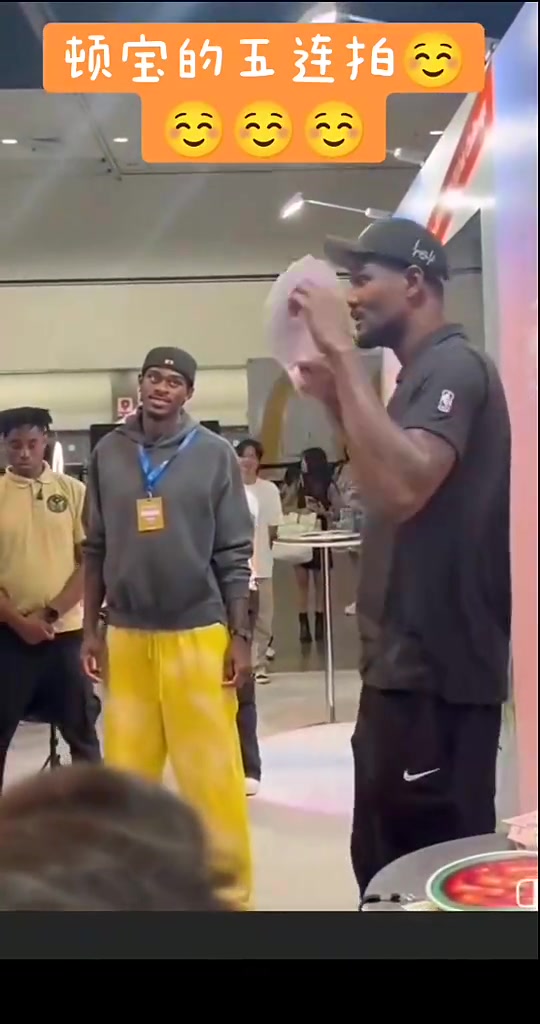 艾顿卖萌五连拍 一旁的范德比尔特都没眼看了