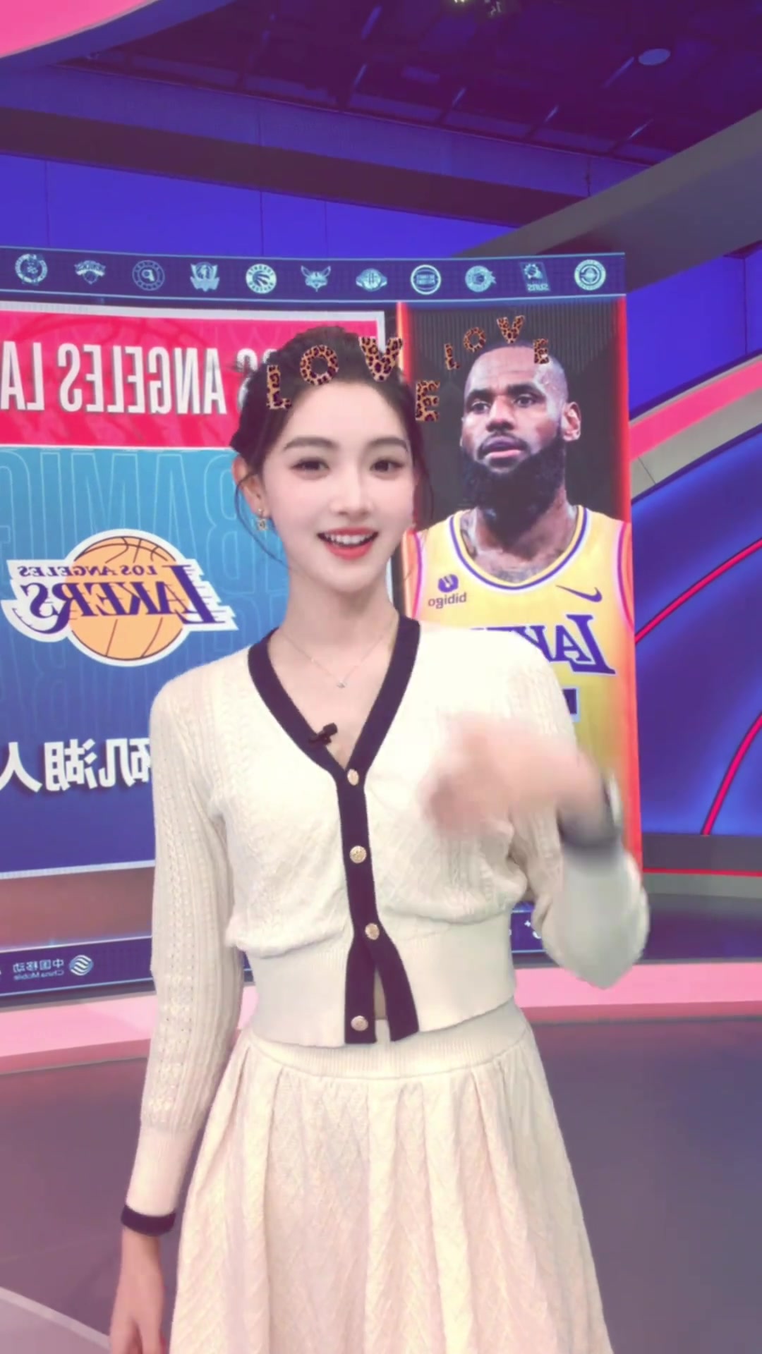 不得不说人长得漂亮做啥都对肉肉这段手势舞在我看来很棒