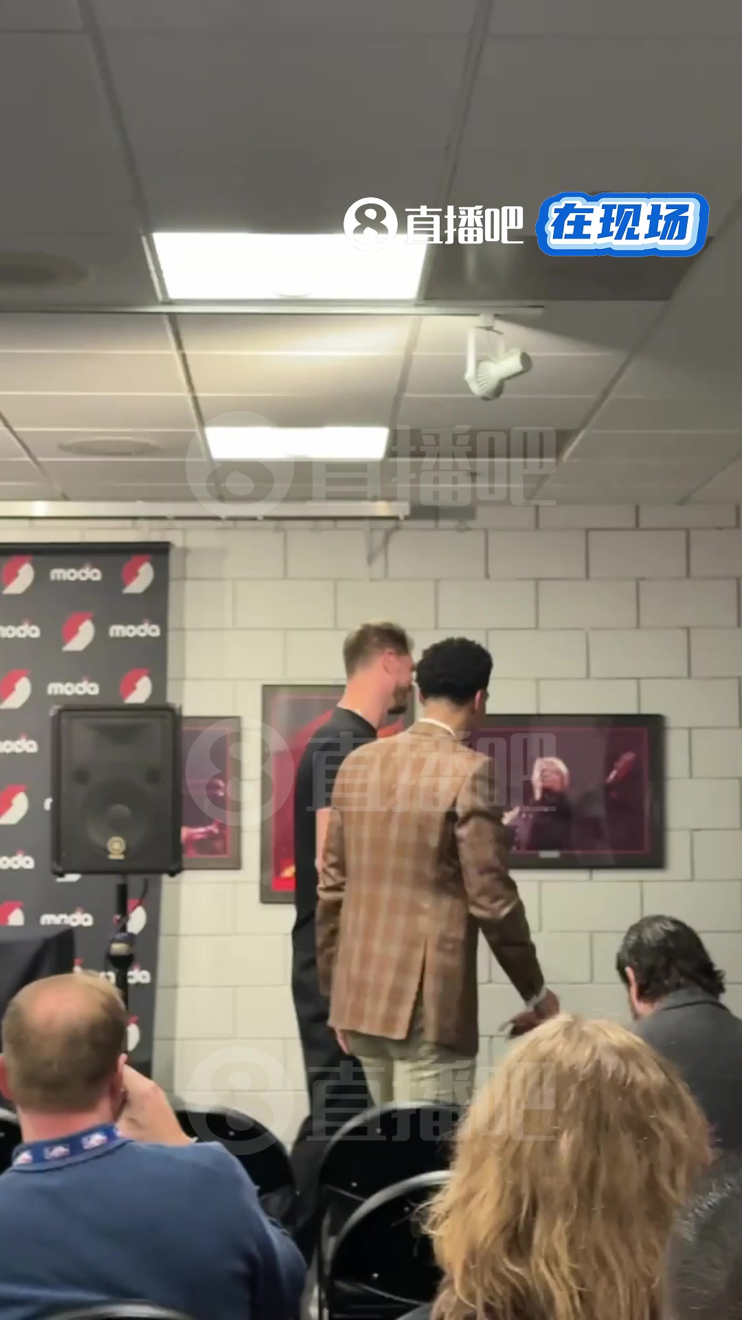 小吧直击开拓者赛前发布会斯普利特与丹尼格林老友相见抱一抱