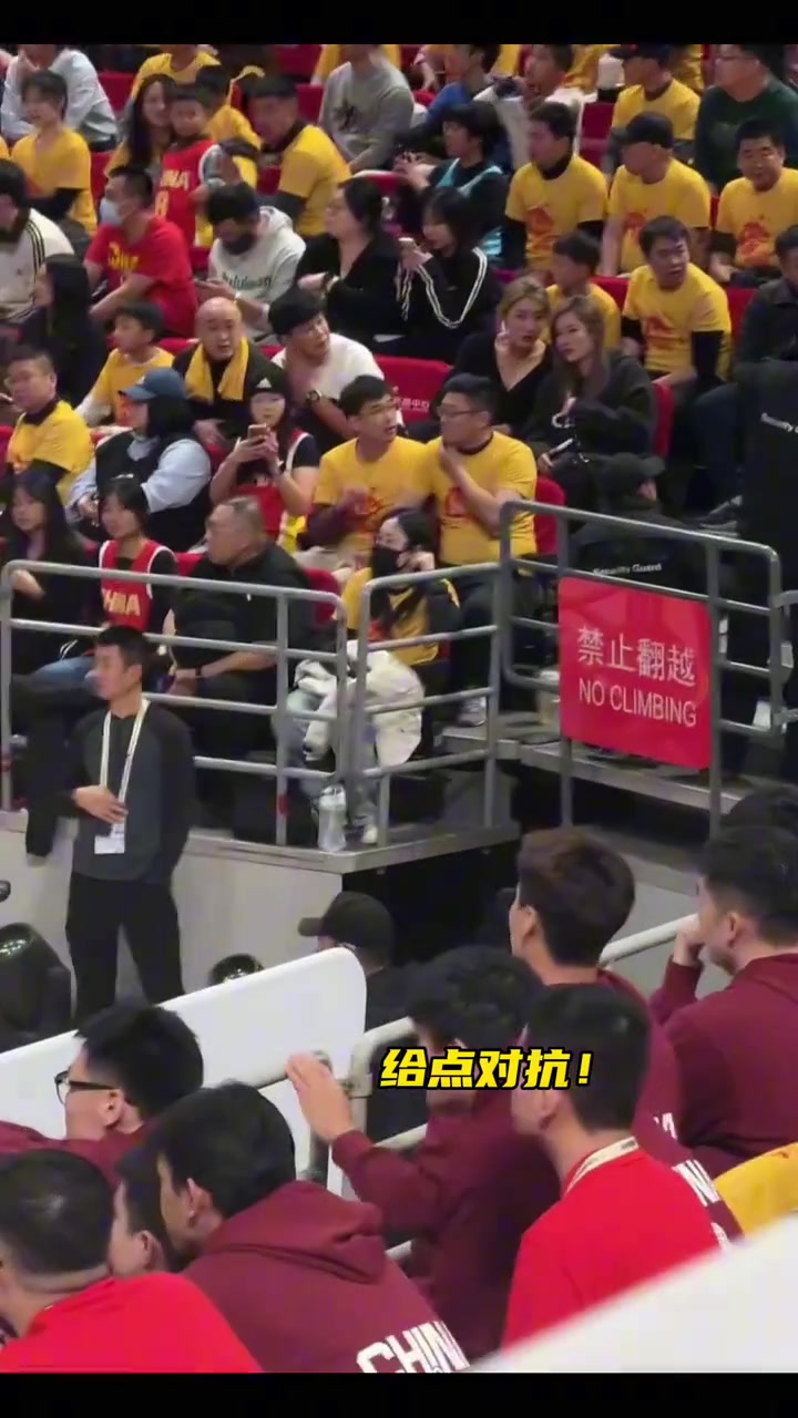 中国男篮半场落后13分 受伤的赵睿替补席着急的不行连比带划
