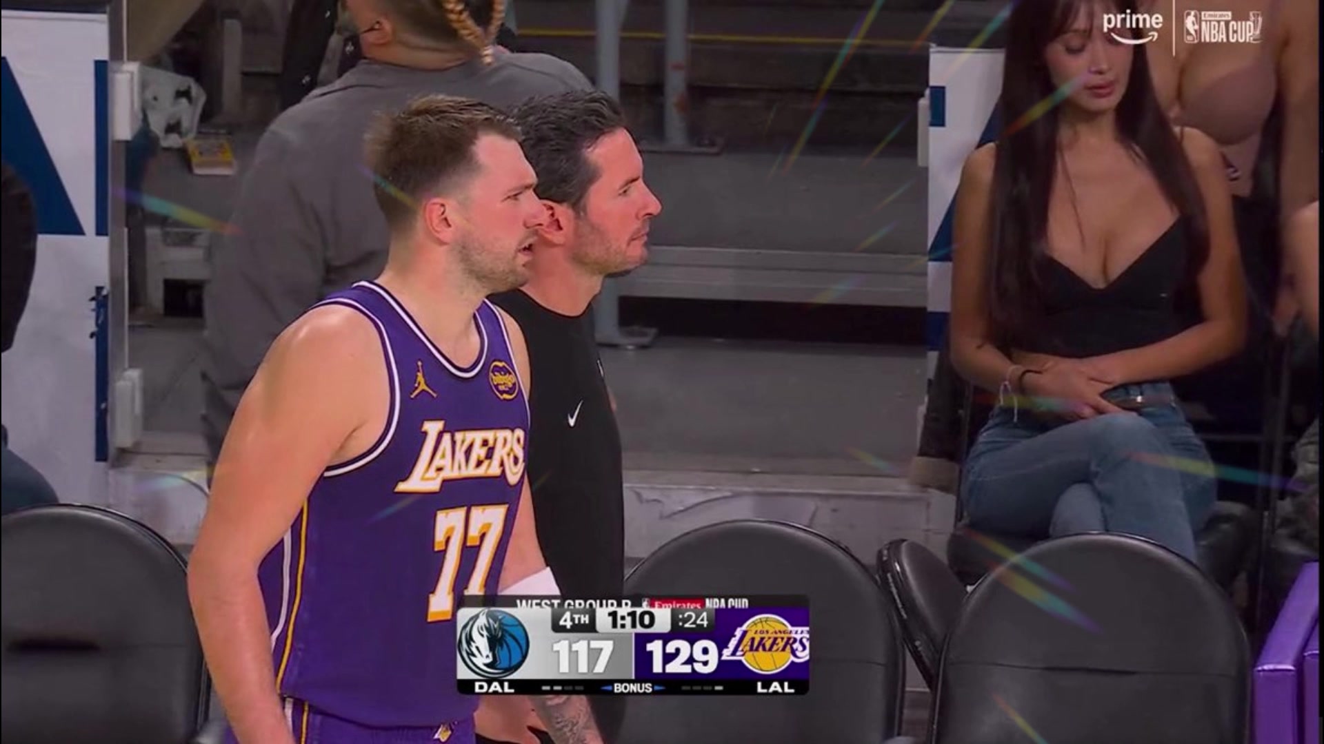 加鸡腿啊昨日独行侠vs湖人场边一名丰满女球迷被导播拍到