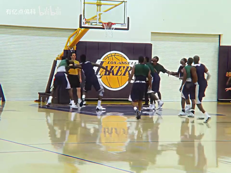 一招一式来自于千锤百炼科比当训练赛的丝滑进攻技巧