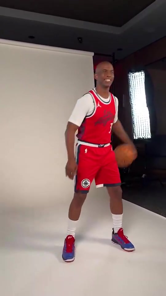 重返老东家时他真的很开心保罗此前拍摄快船定妆照咧嘴大笑