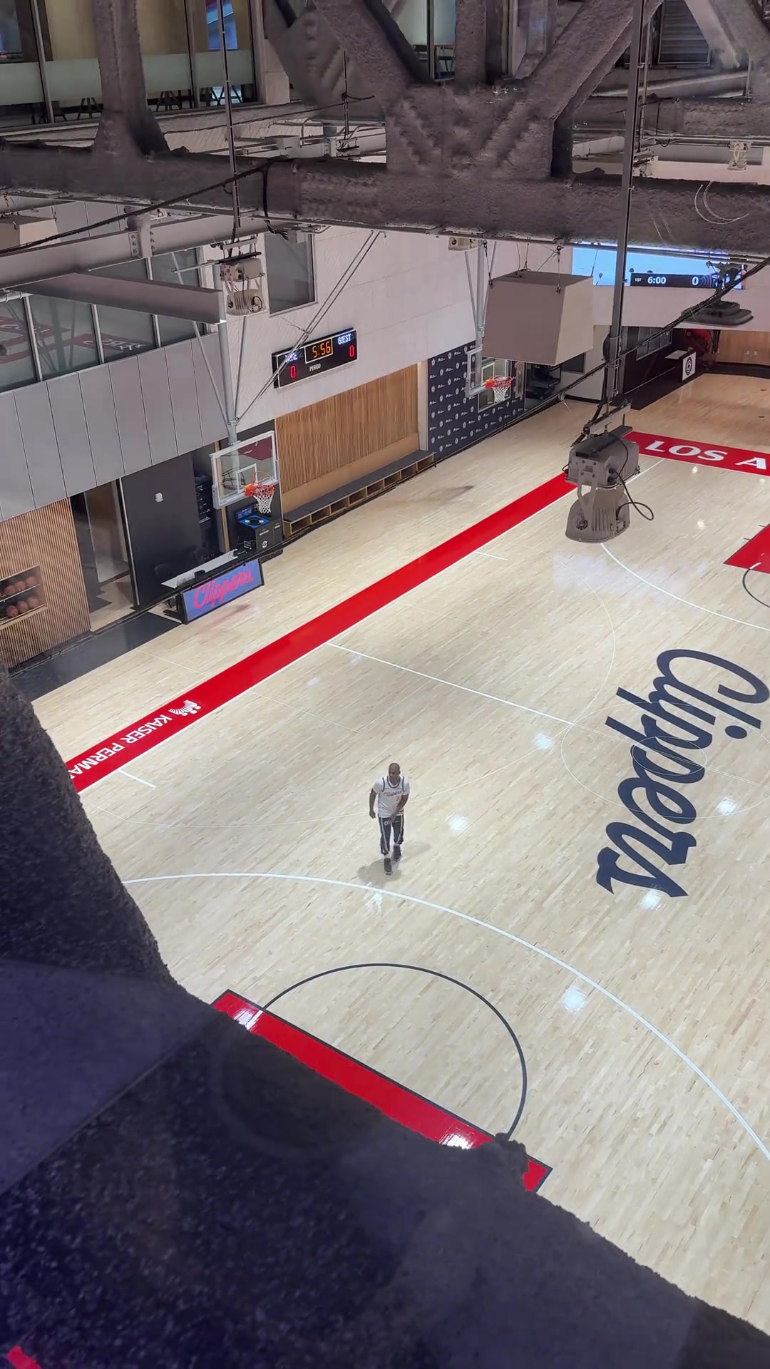 被DNP的赛前一个人在训练馆加练的时候不会想到是这个结局吧