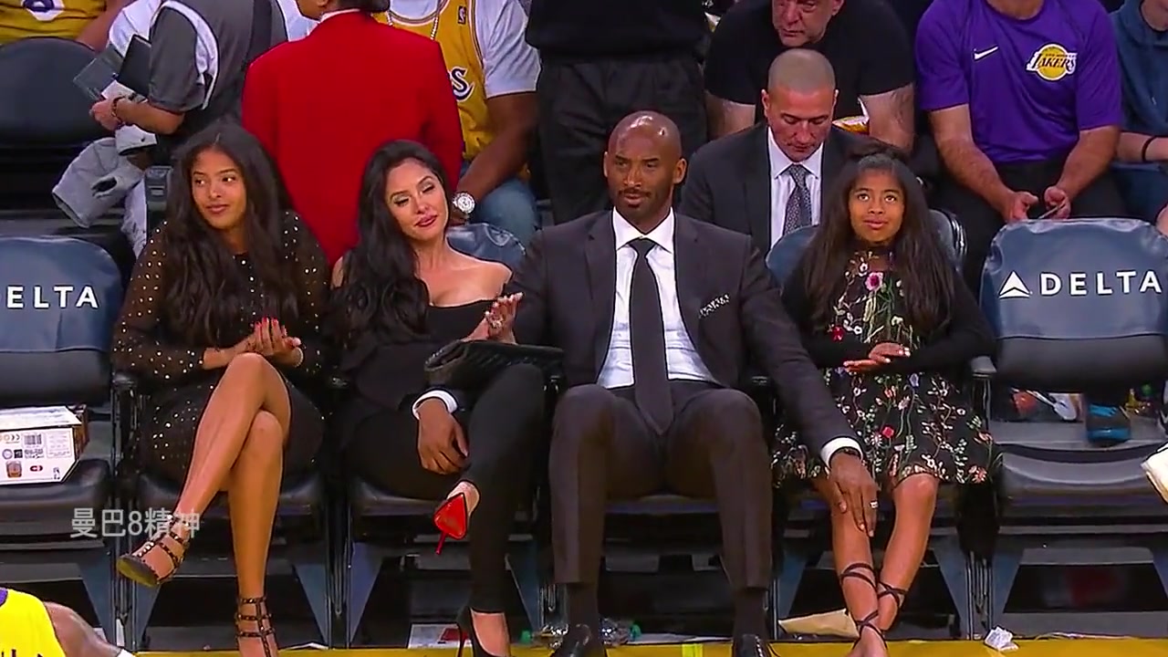 科比和妻子与女儿们的幸福合影留念