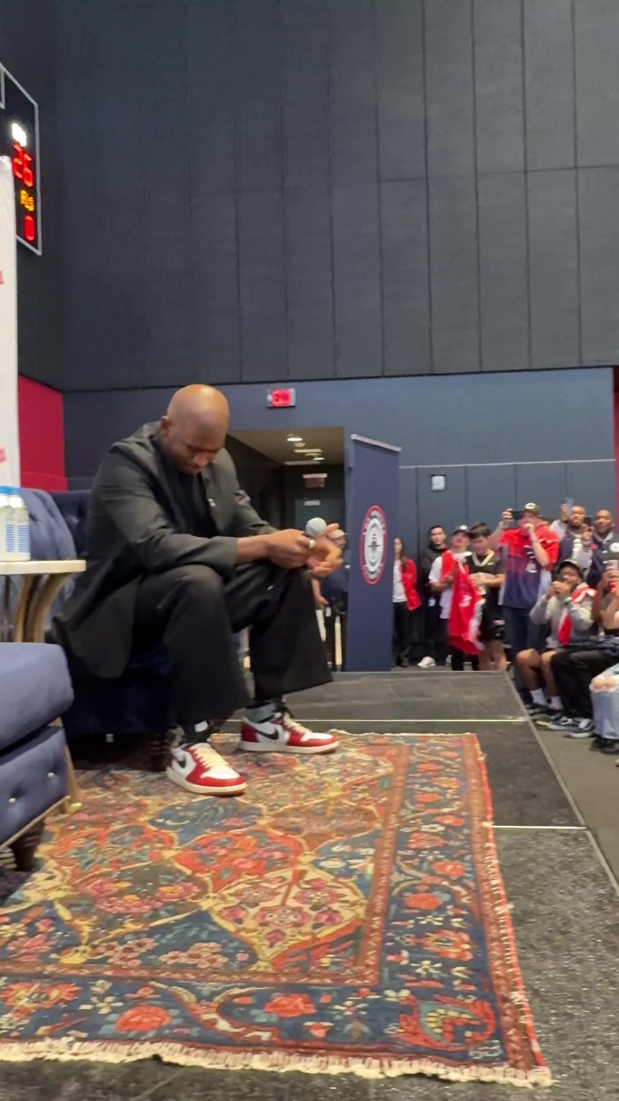 保罗此前重返快船时还被球迷热情所感动如今却被快船无情裁掉