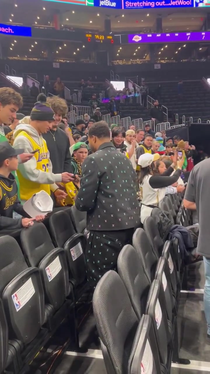 曾经的凯尔特人队长斯玛特重返北岸花园赛前给粉丝签名