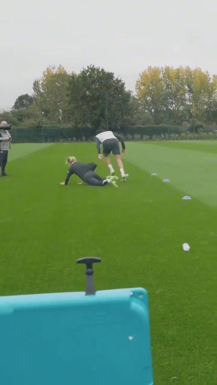 美颜一点也不怜香惜玉训练赛撞飞女足队员特里直呼黄牌