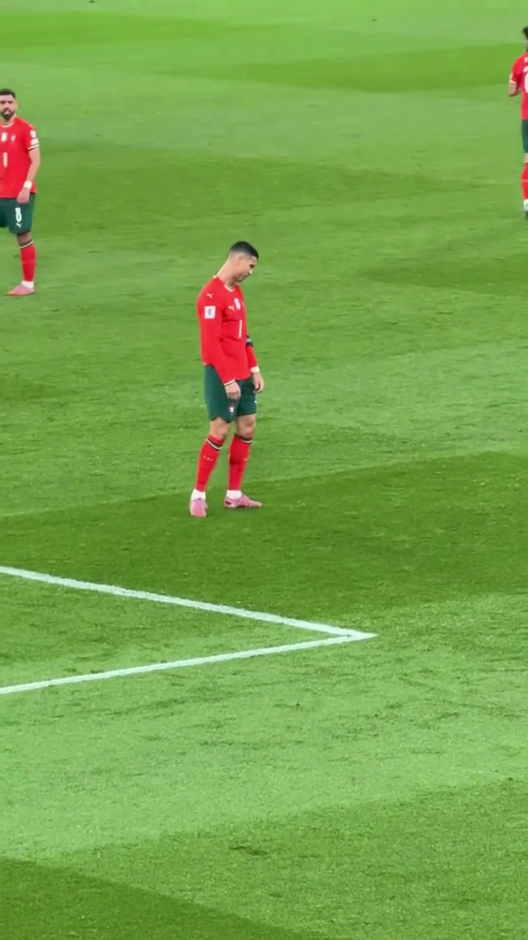 C罗情绪低落自言自语B费看见后赶紧上前击掌鼓劲