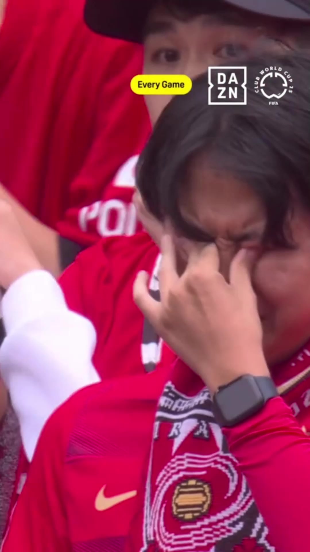 巨难受球队遭国米逆转出局浦和红钻球迷伤心痛哭落泪