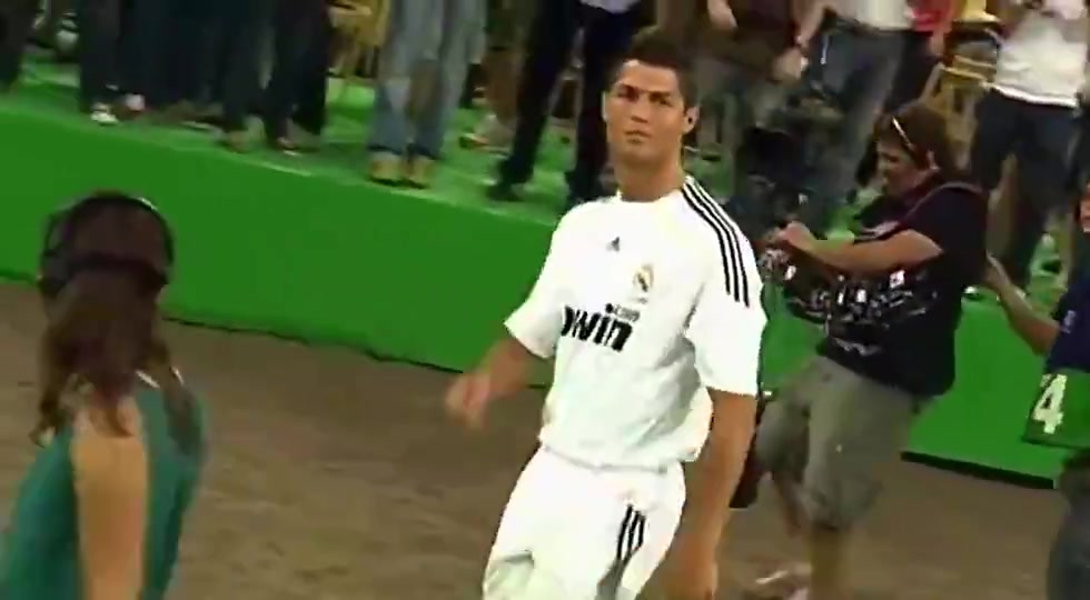 C罗别说话让我吻你女记者这边也要亲