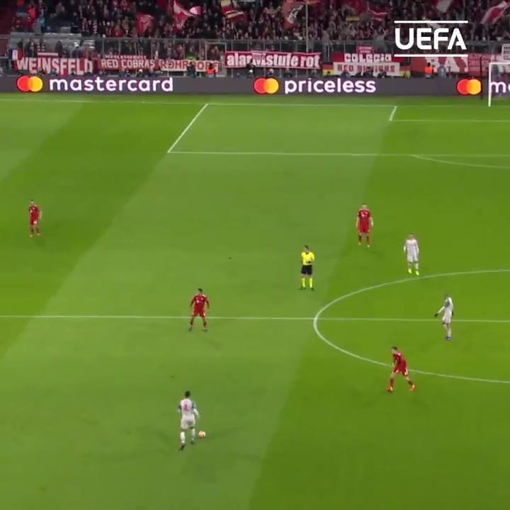 马内这一停一射让诺伊尔多少有点狼狈