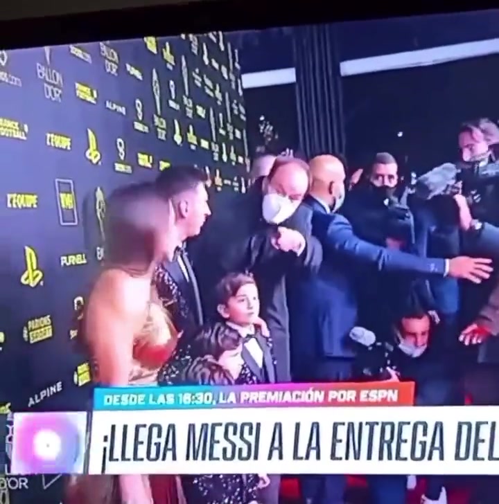 硬怼主办方让安东内拉走开梅西拉住把她留在了身边