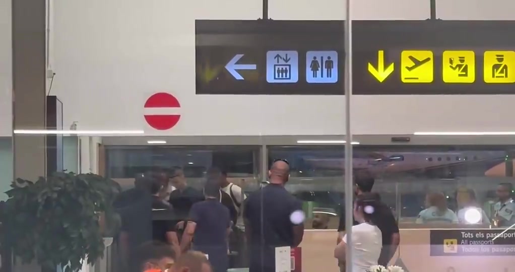 他来了拉什福德飞抵巴塞罗那即将租借加盟巴萨