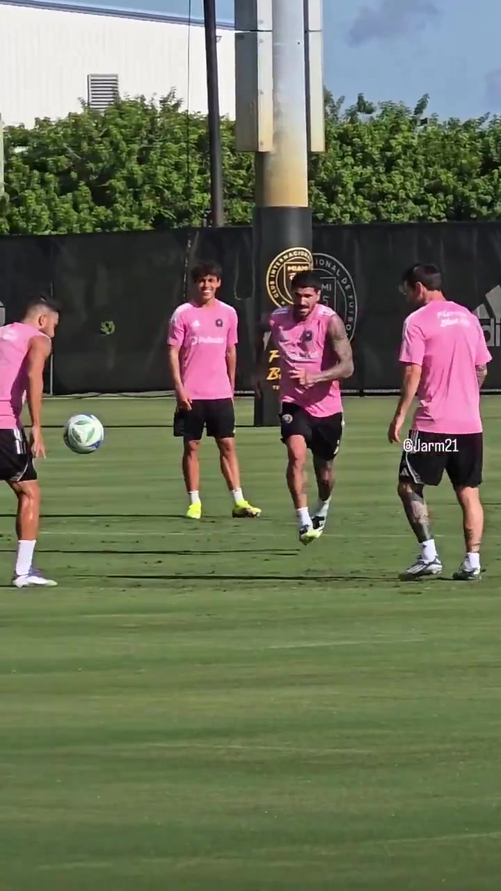 真爱啊训练赛德保罗害怕踢到梅西下一秒踢翻其他队友