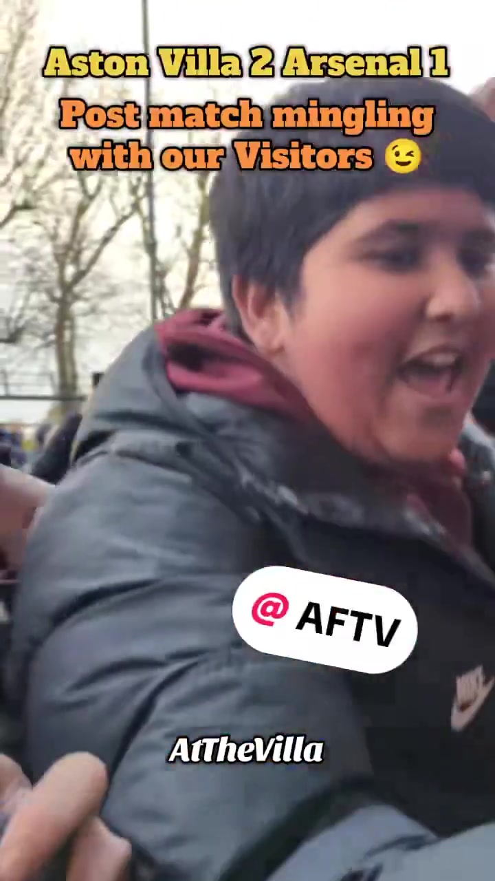赛后维拉球迷对着AFTV博主高唱再次获得第二名
