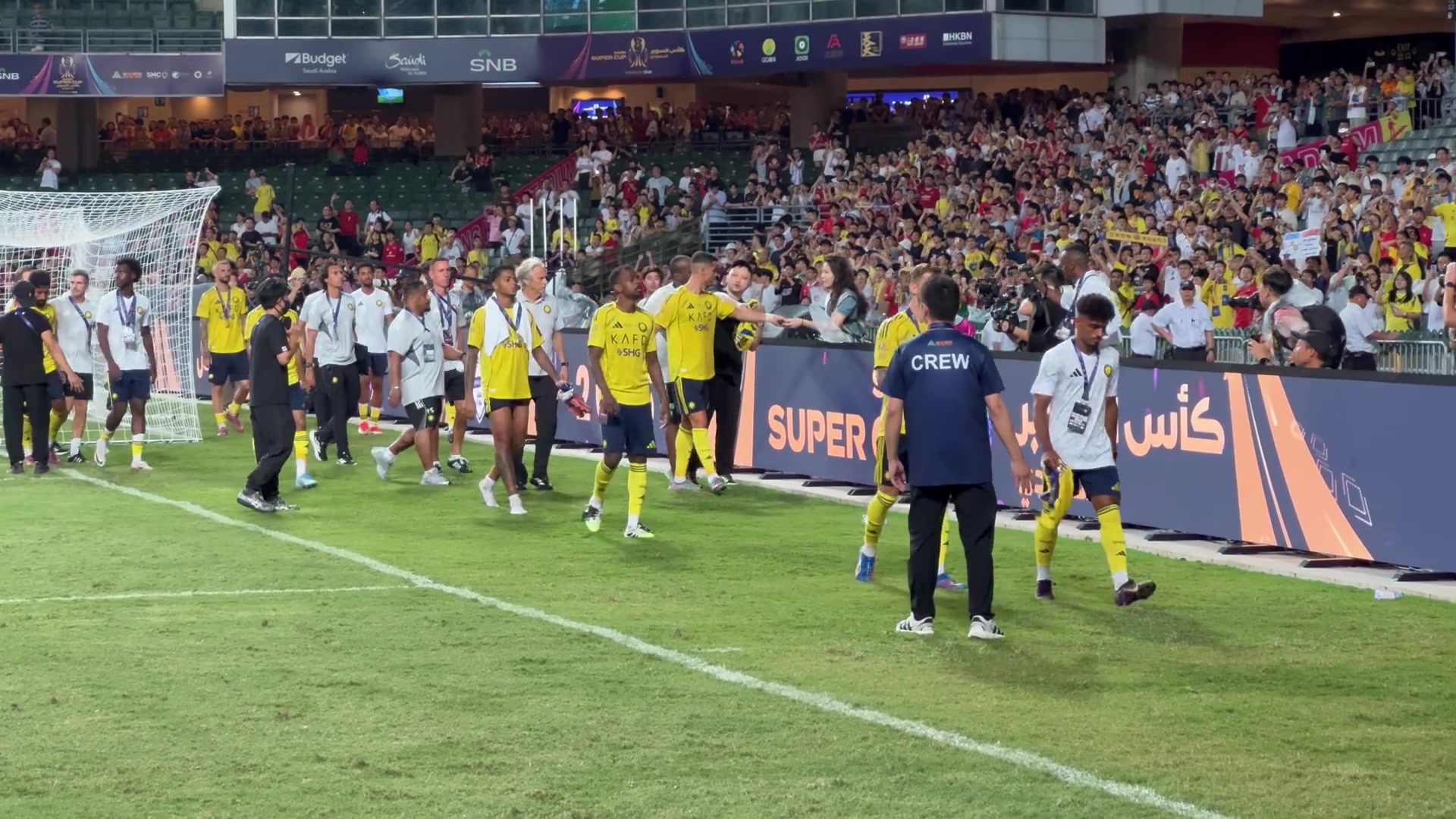 C罗离场时把亚军奖牌递给了场边的记者小姐姐