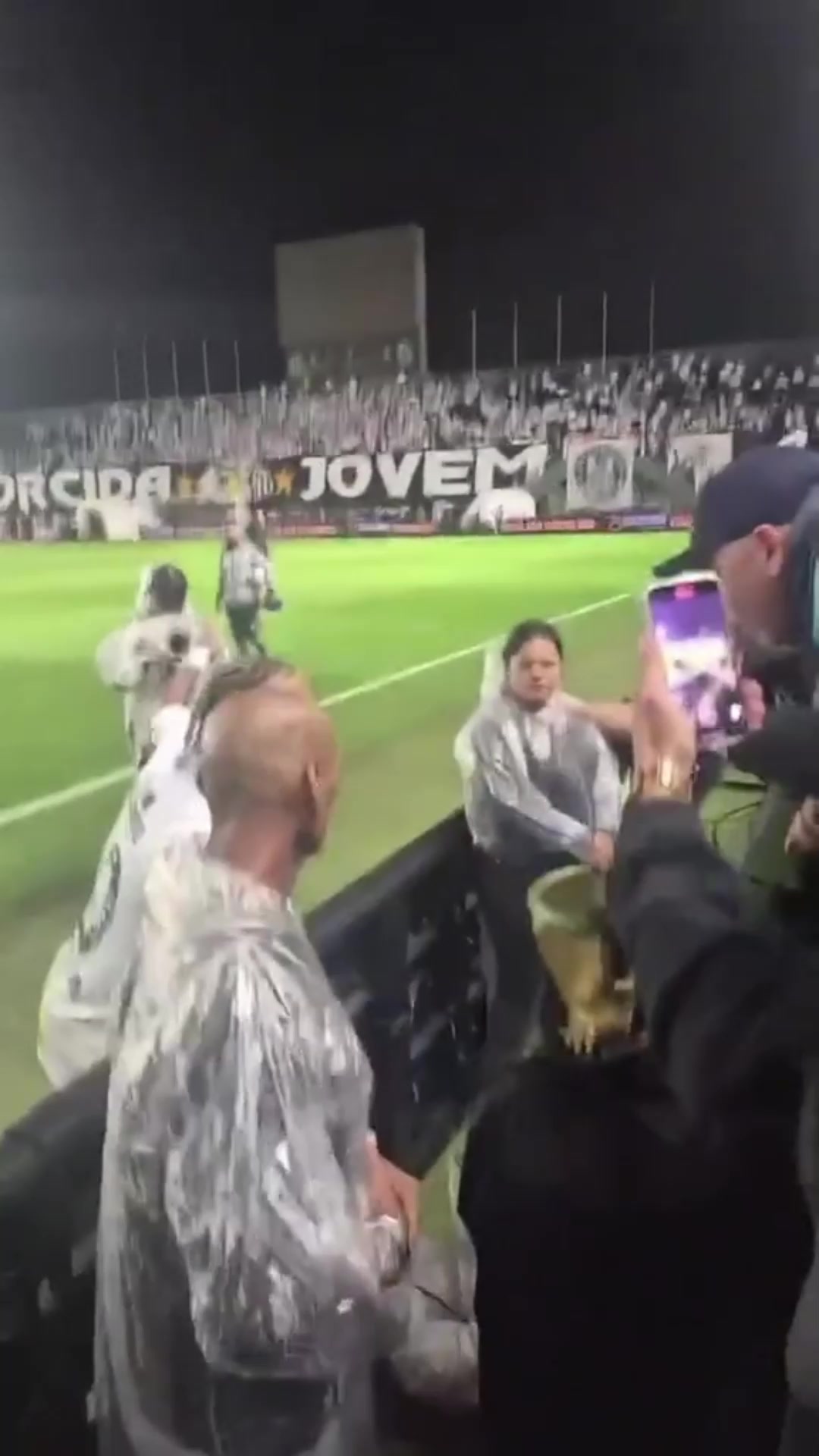 桑托斯主场输球赛后内马尔与球迷起口角冲突