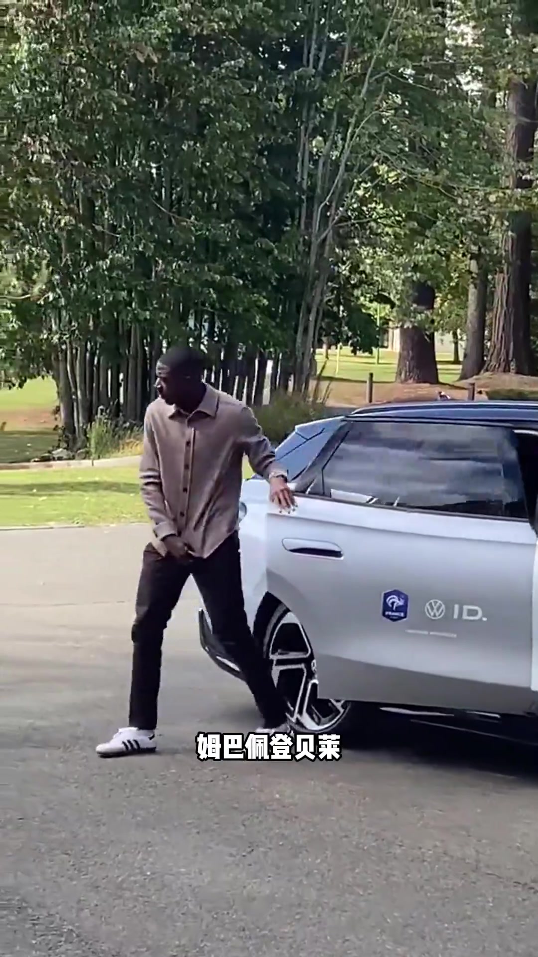 归队姆巴佩登贝莱科纳特和埃基蒂克抵达克莱枫丹训练营