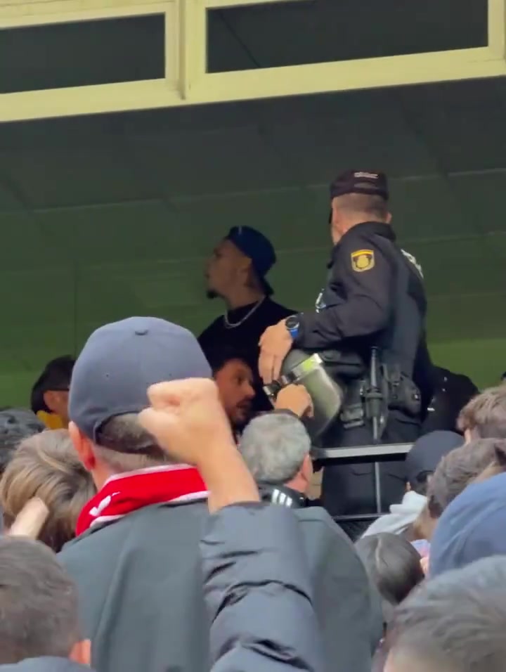 德比战红牌停赛的安东尼在看台与塞维利亚球迷对线