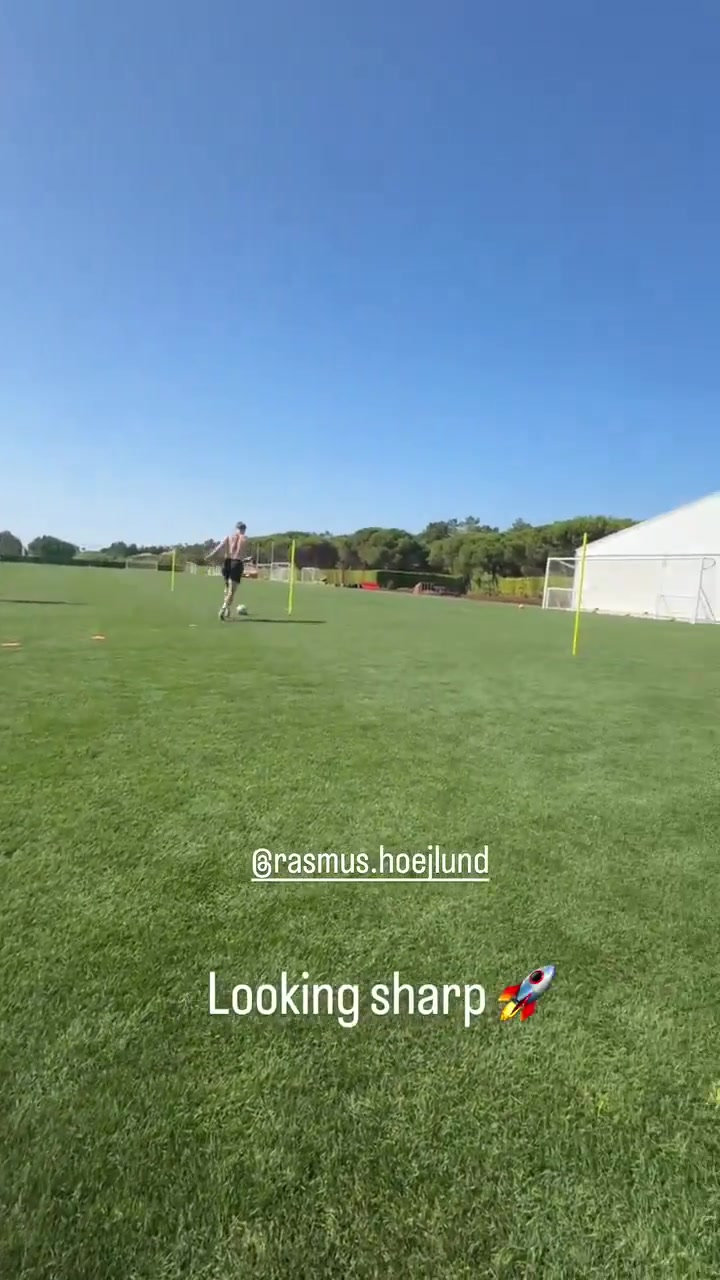 两位前锋一起训练马奎尔霍伊伦相约一起加练备战新赛季