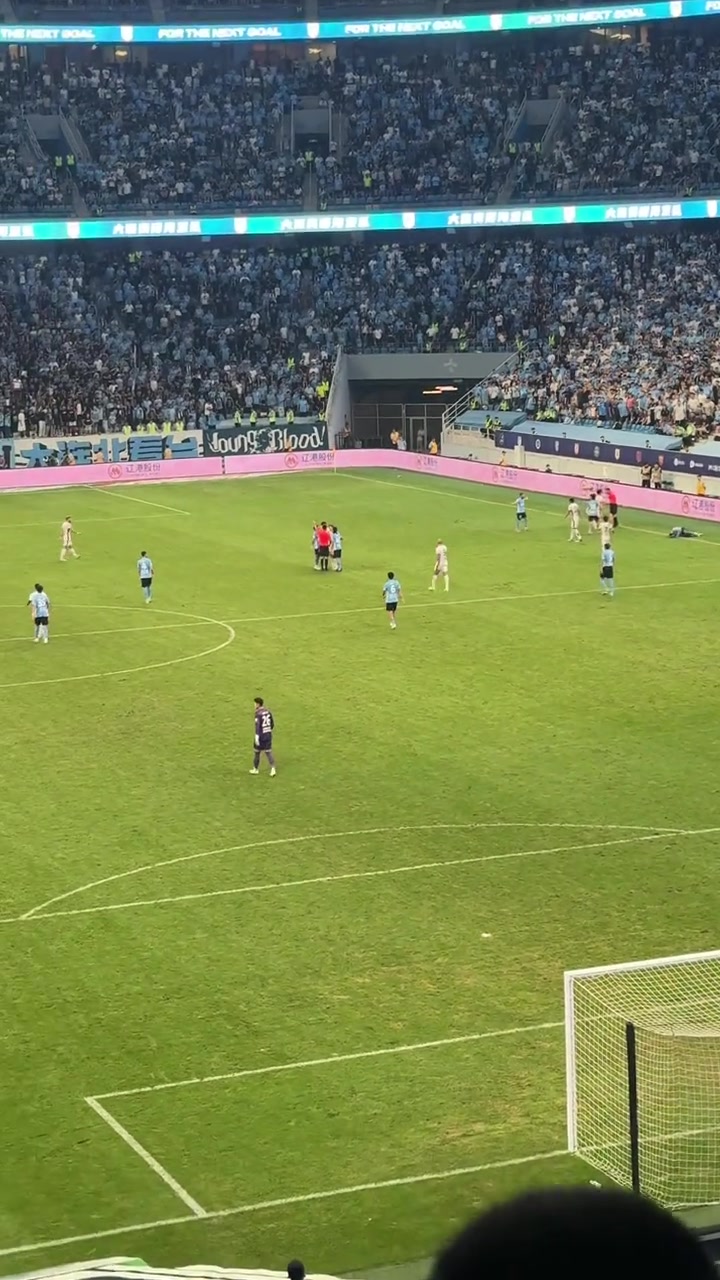 两队爆发冲突现场大连球迷齐喊红牌