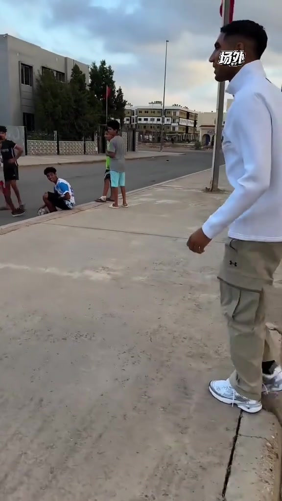 那里的足球很纯粹阿什拉夫回到梦开始的地方和小球迷们踢球