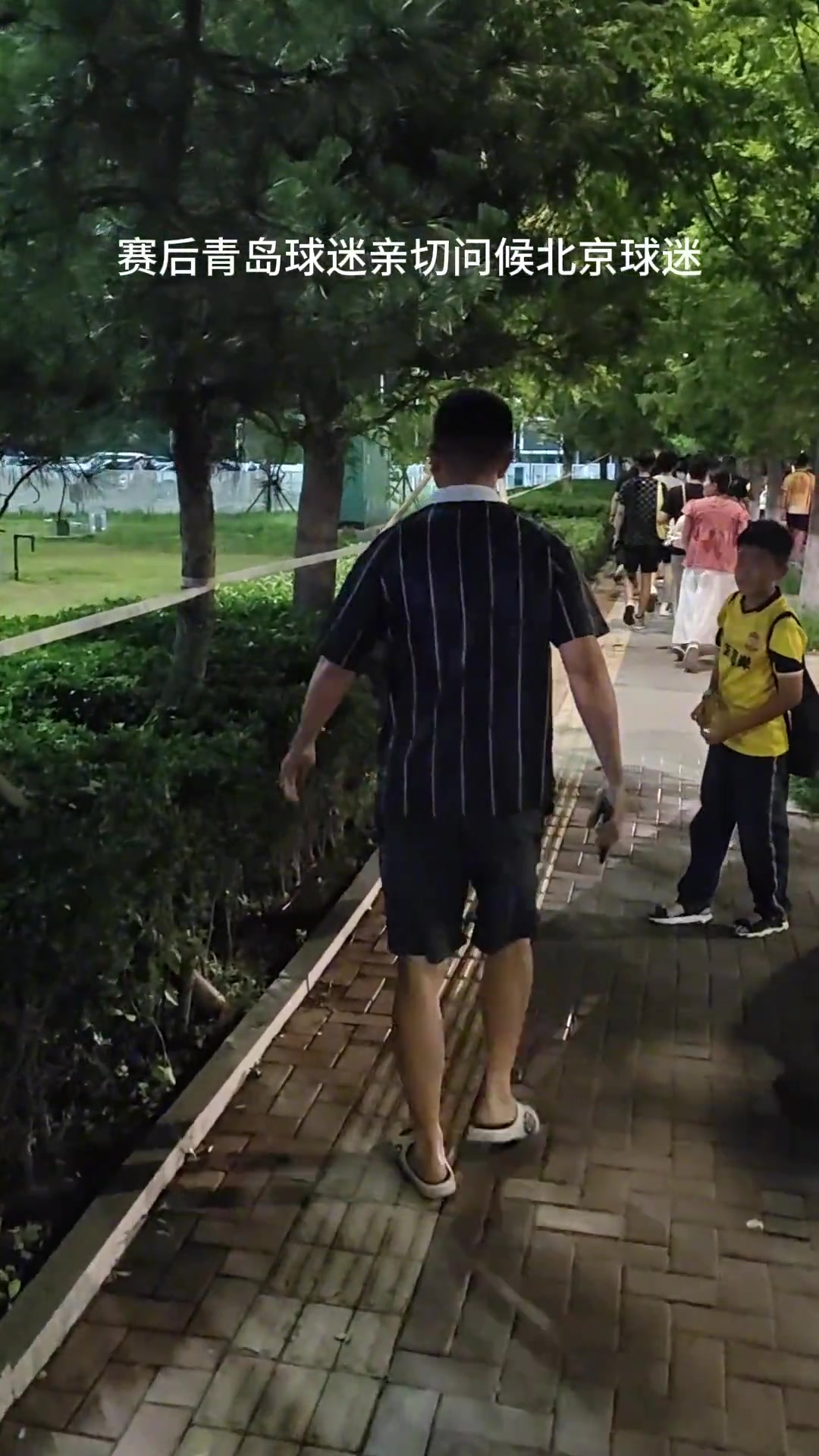 扎心了老铁实拍西海岸球迷对着国安球迷高喊申花是冠军