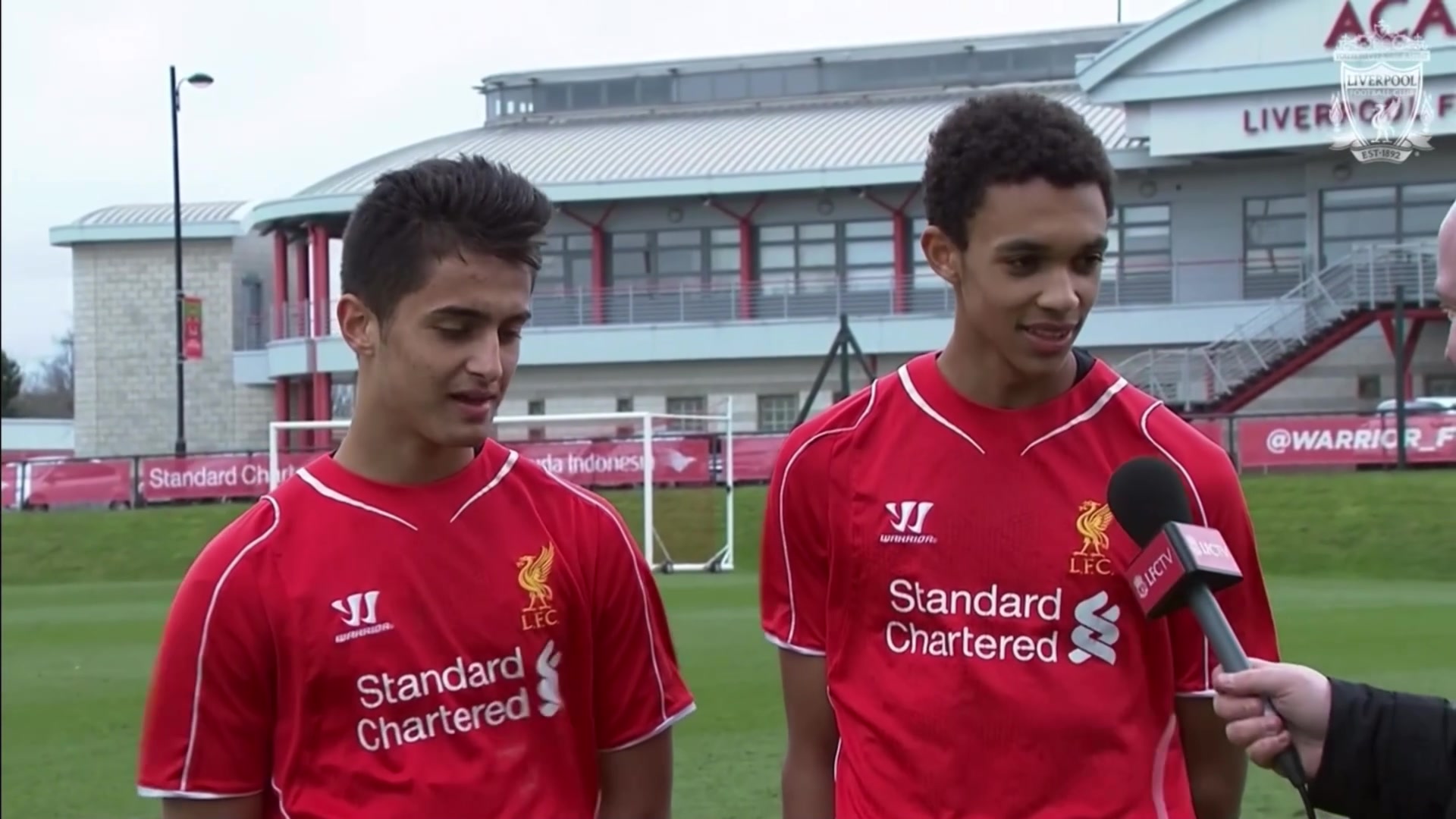 他会后悔吗16岁的阿诺德和队友接受采访