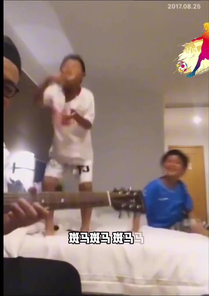 万项和孙晨曦8岁时坐在董路身边这一晃都8年过去了