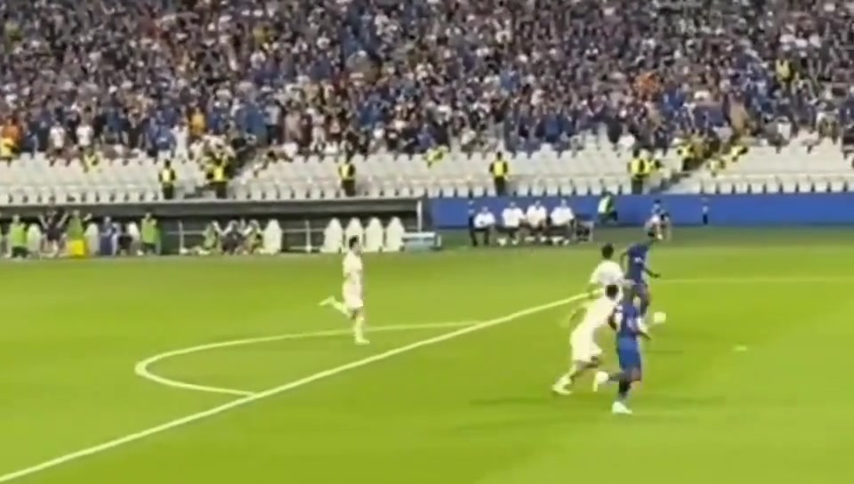 申花球迷说了几遍了不要把球给马莱莱不要给他不要给他..