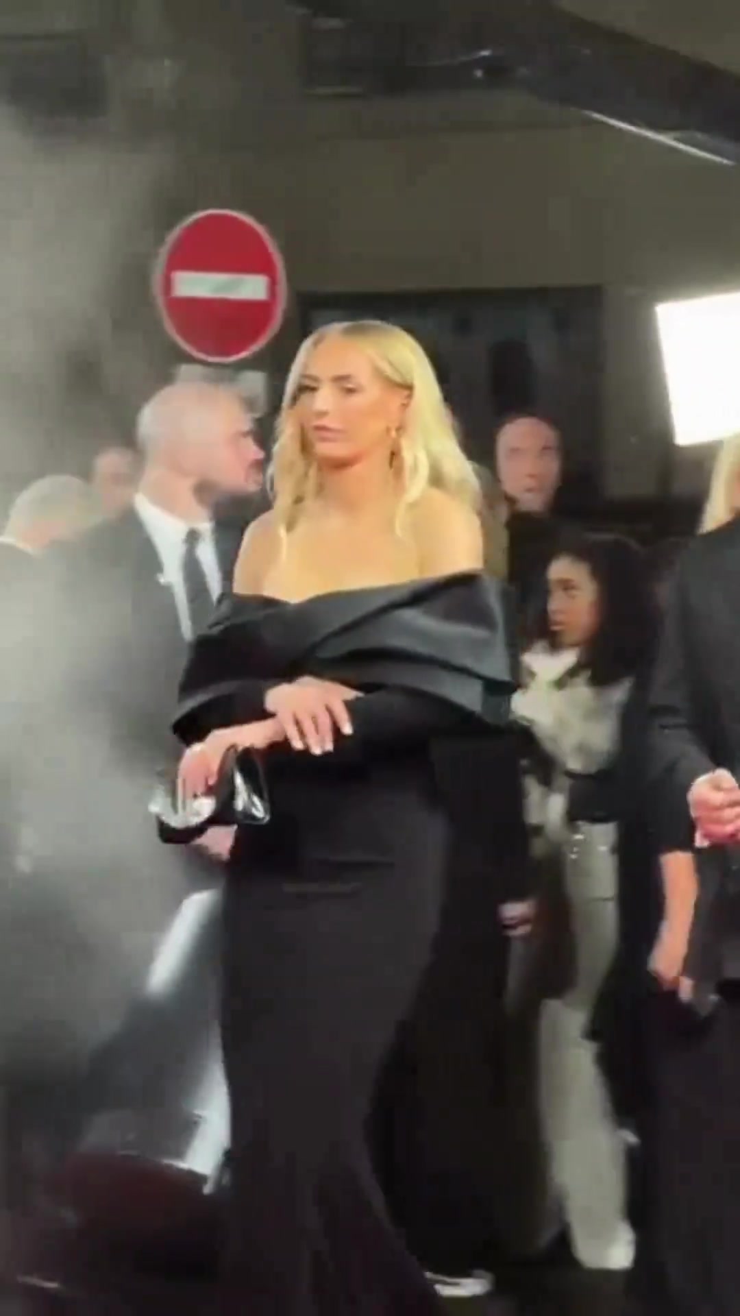 这一身属实惊艳全场了凯莉身着低胸黑色礼裙亮相金球奖典礼