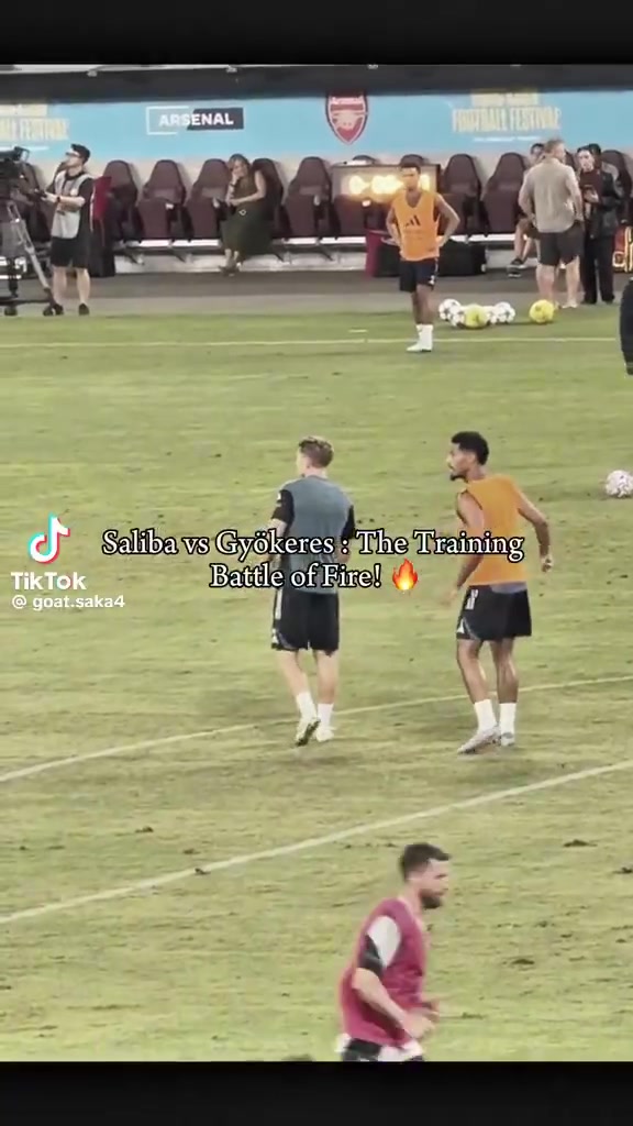 约克雷斯在训练中单挑萨利巴