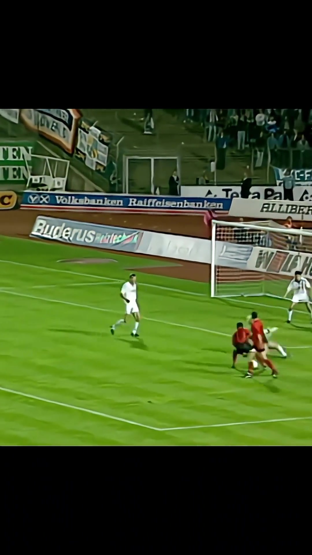 狮王卡恩也有这么尴尬的瞬间啊这球让人想起梅西晃过拜仁后防