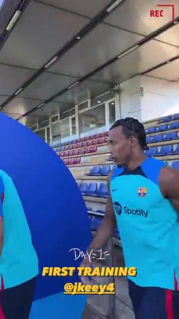 名场面孔德加盟巴萨的第一天训练阿尔巴就开始算旧账