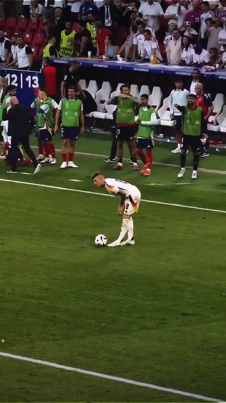 鲜有人能有完美的结局名场面克罗斯退役前的最后一次触球