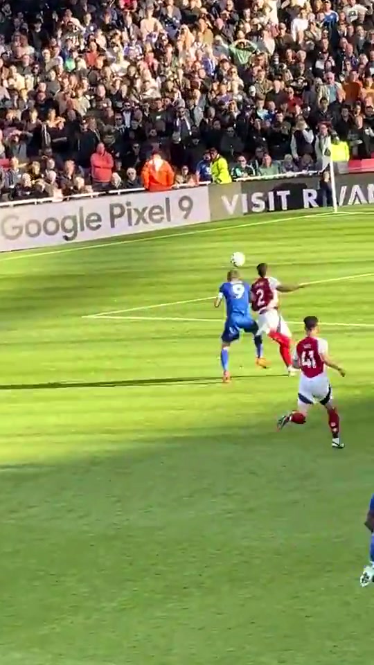 壮如牛当年瓦尔迪去撞萨利巴结果自己先倒下了太猛啦